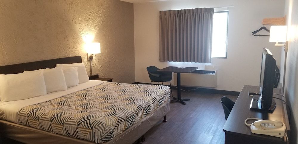 Motel 6 Elk Grove Village, IL - O'Hare Standard Room, 1 King Bed, Non Smoking