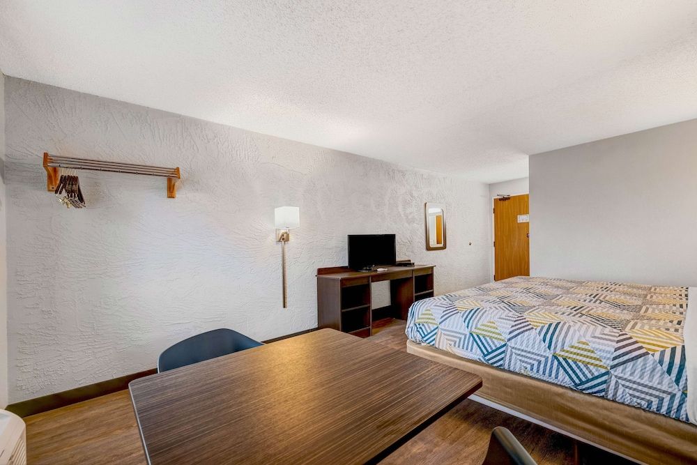 Motel 6 Elk Grove Village, IL - O'Hare Standard Room, 1 King Bed, Non Smoking 3