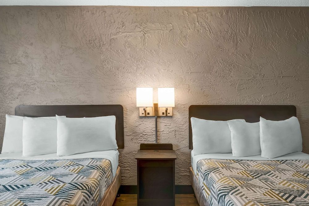 Motel 6 Elk Grove Village, IL - O'Hare Premium Room, 1 King Bed, Non Smoking, Refrigerator 2