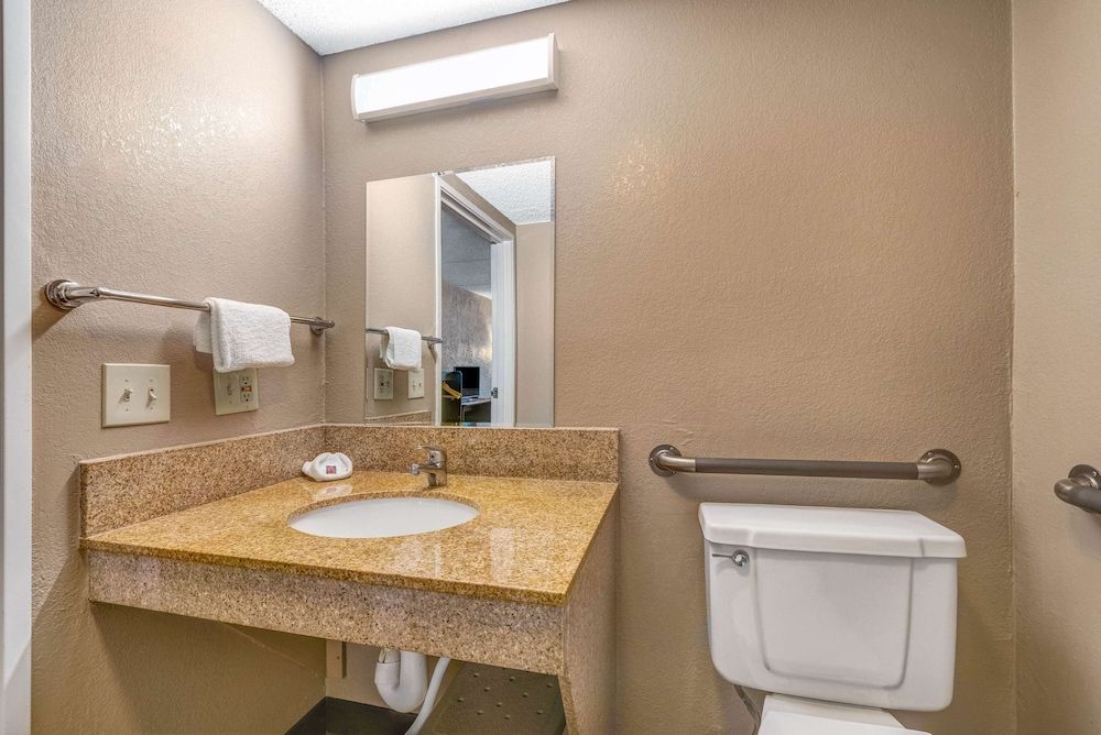 Motel 6 Elk Grove Village, IL - O'Hare Premium Room, 1 King Bed, Non Smoking, Refrigerator 5