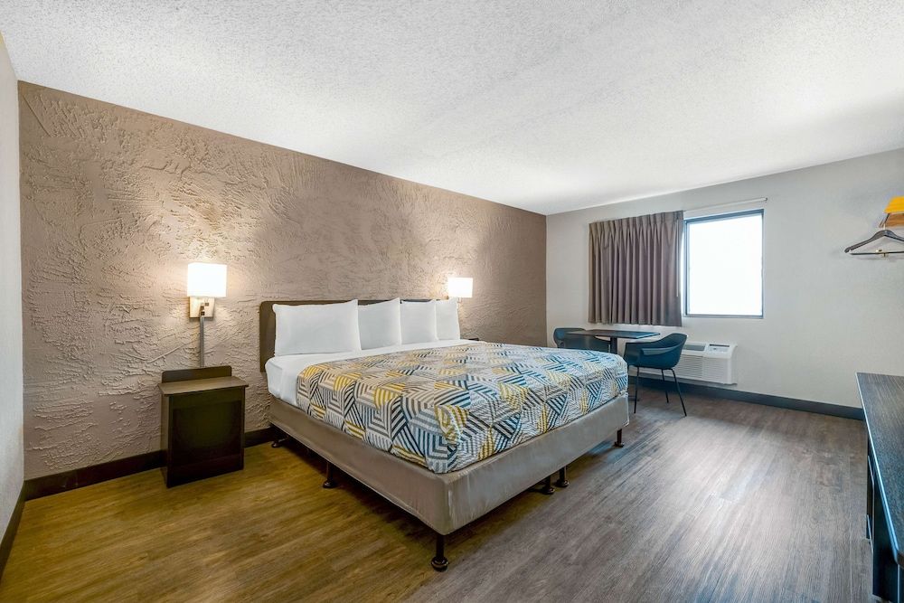 Motel 6 Elk Grove Village, IL - O'Hare Standard Room, 1 King Bed, Non Smoking 2