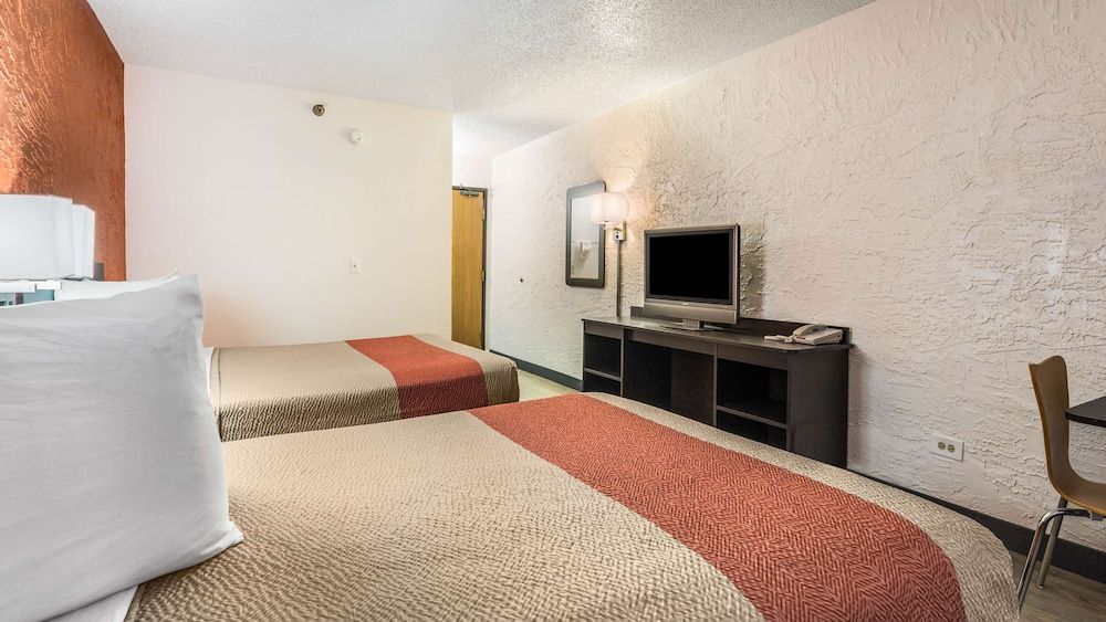 Motel 6 Elk Grove Village, IL Premium Room, 2 Double Beds, Non Smoking, Refrigerator 3