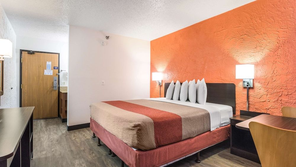 Motel 6 Elk Grove Village, IL Deluxe Room, 1 King Bed, Non Smoking, Hot Tub 2