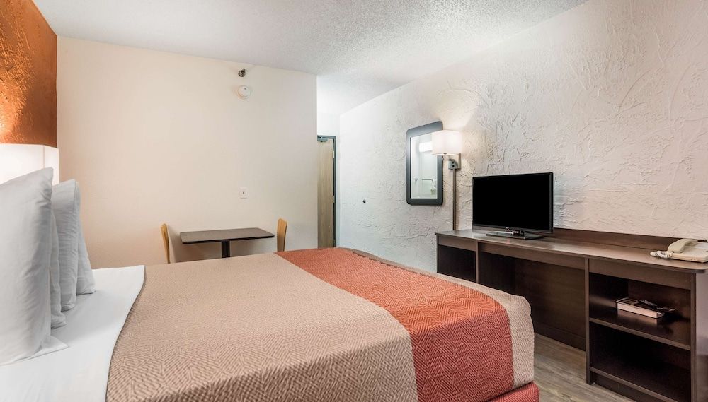 Motel 6 Elk Grove Village, IL Premium Room, 1 Queen Bed, Accessible, Non Smoking 2