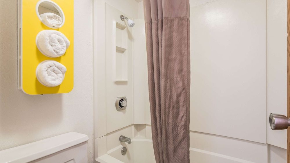 Motel 6 Elk Grove Village, IL Premium Room, 1 Queen Bed, Accessible, Non Smoking 3