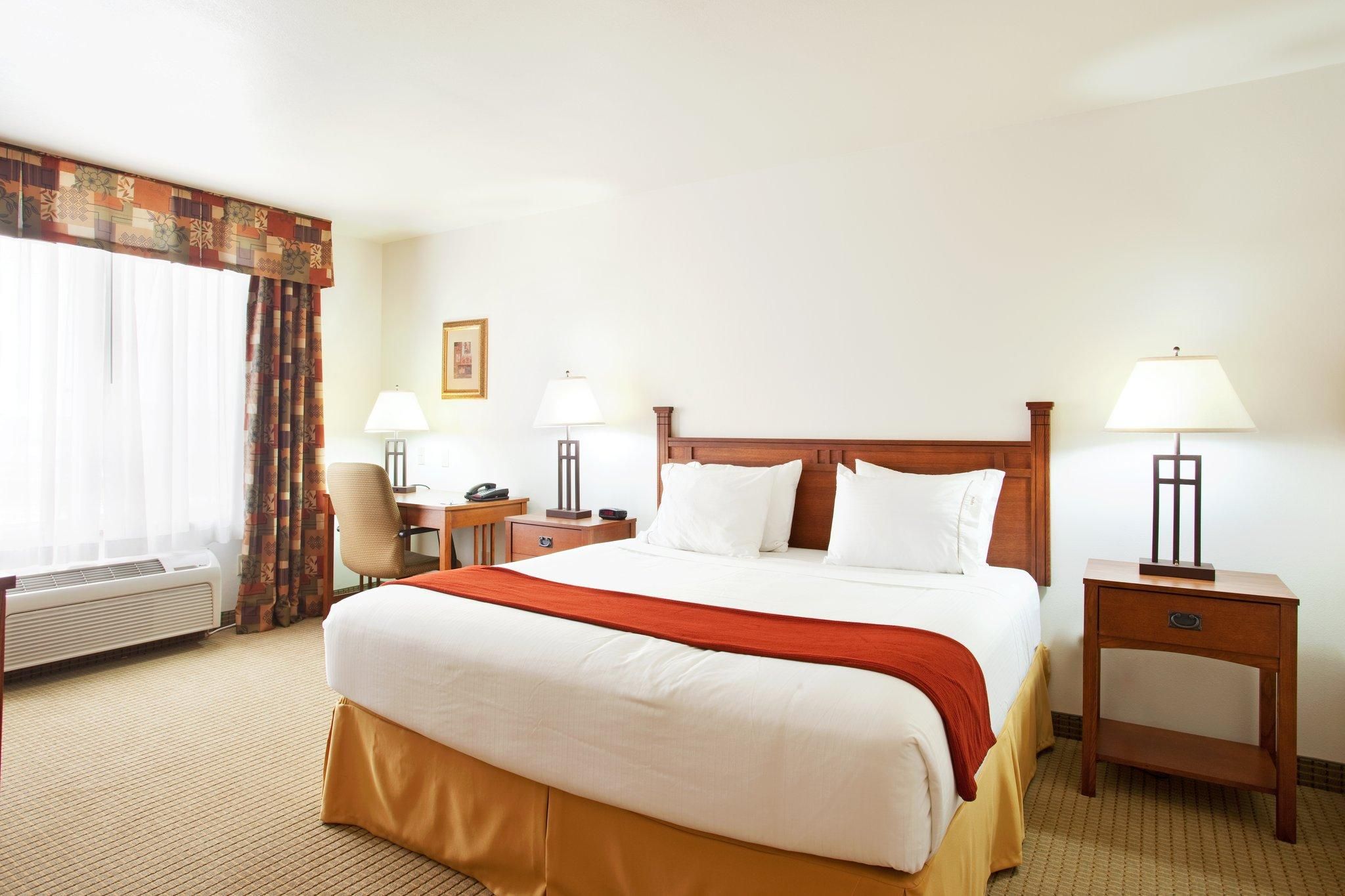 1 King Bed 2 Room Suite Non-Smoking