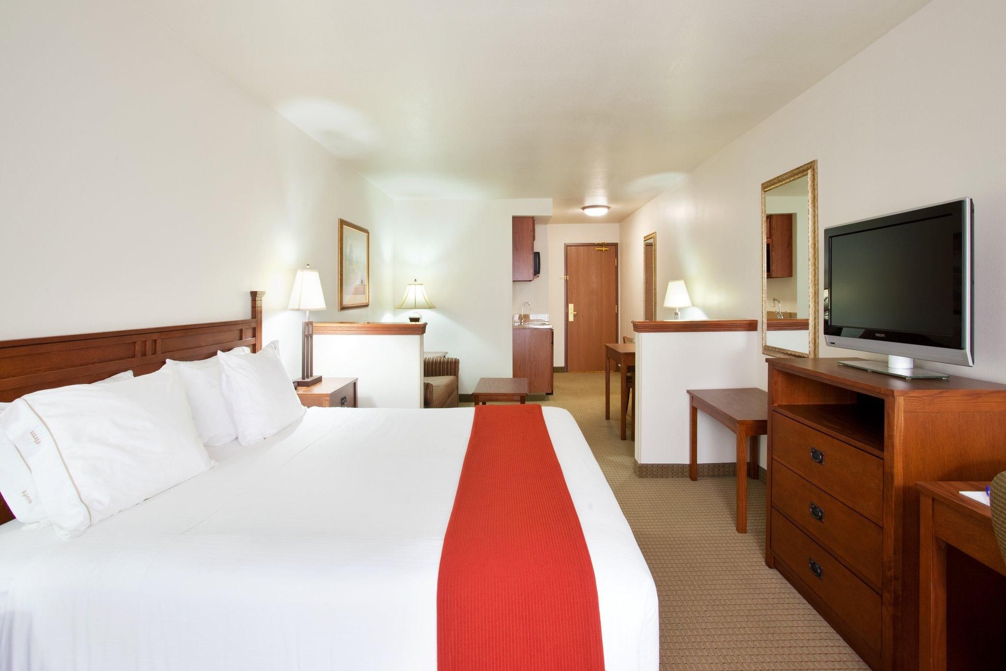 1 Queen Bed Suite Non-Smoking