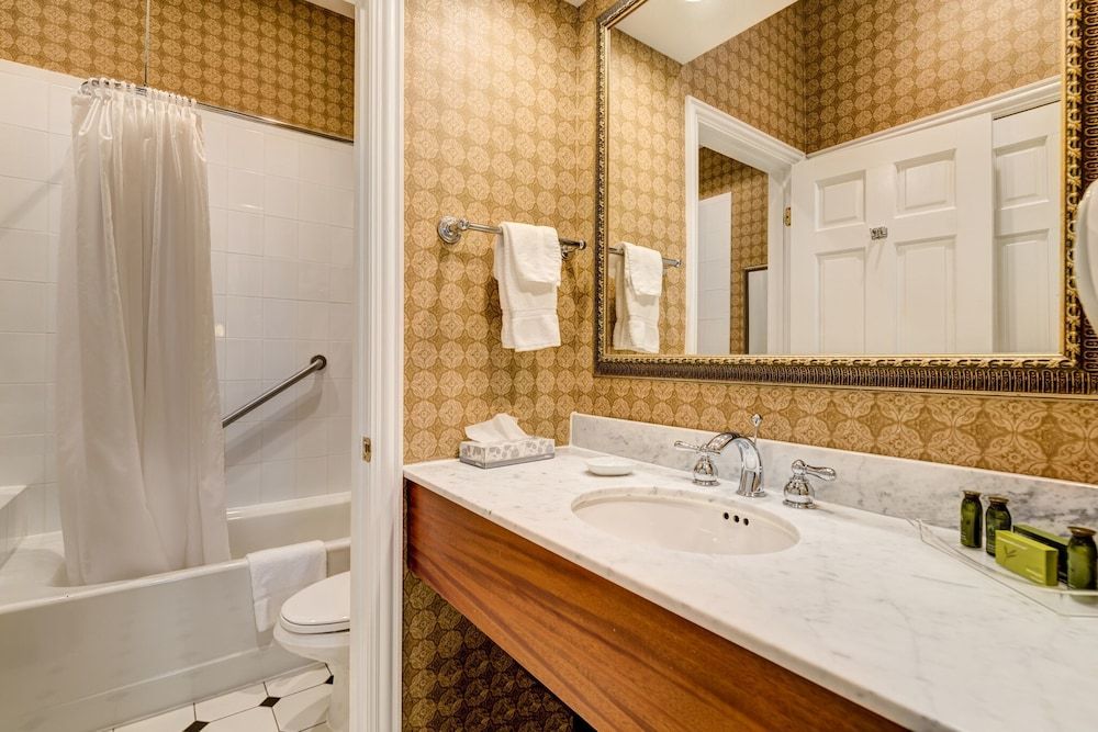 Carleton of Oak Park Deluxe Double Room, 2 Double Beds 5