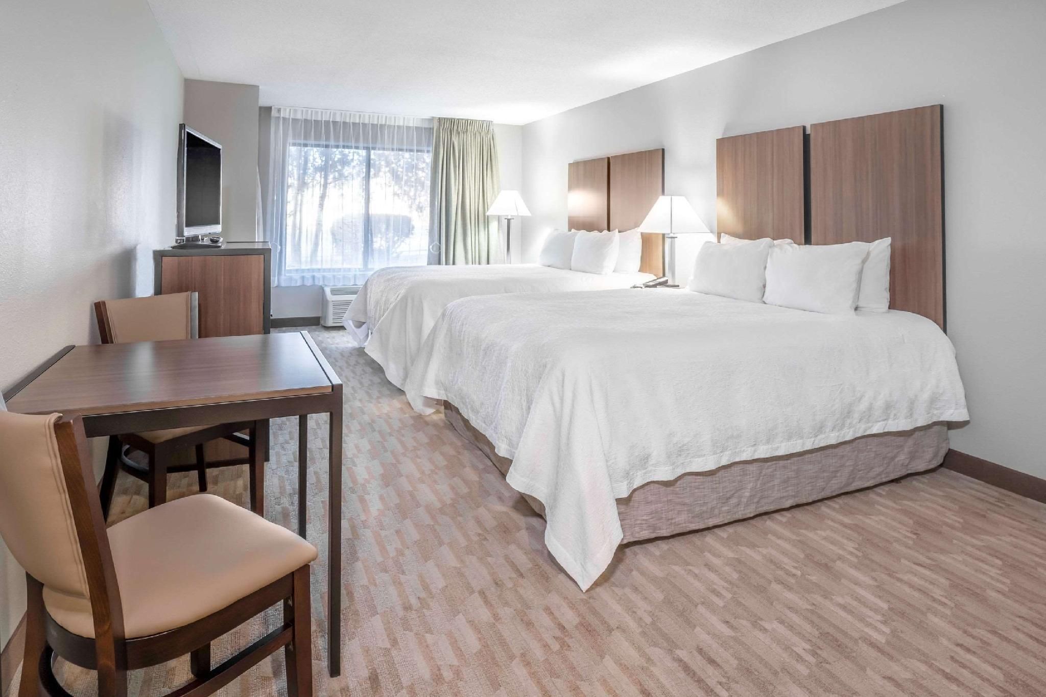 2 Double Beds, Business Room, Suite, Nonsmoking, Accessible