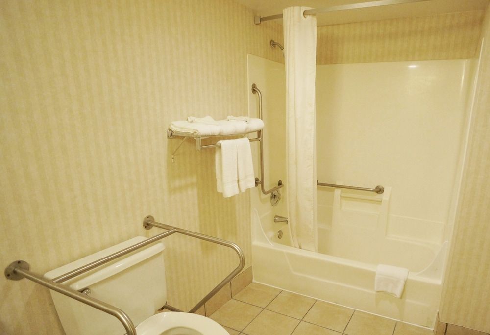 Red Roof Inn Gurnee - Waukegan Deluxe Room, 1 King Bed (Accessible, Smoke Free) 2