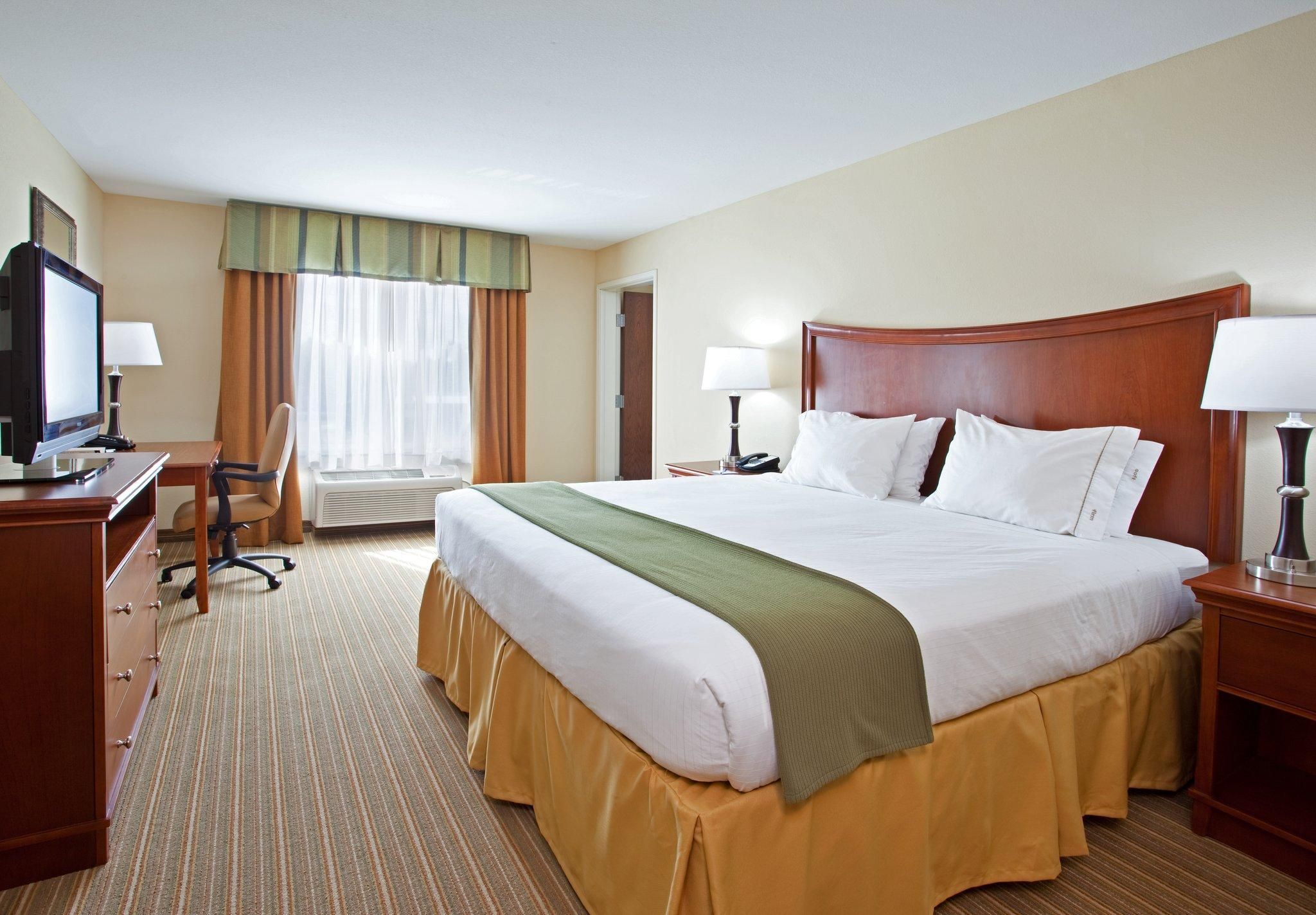 2 Queen Suite Additional Living Area