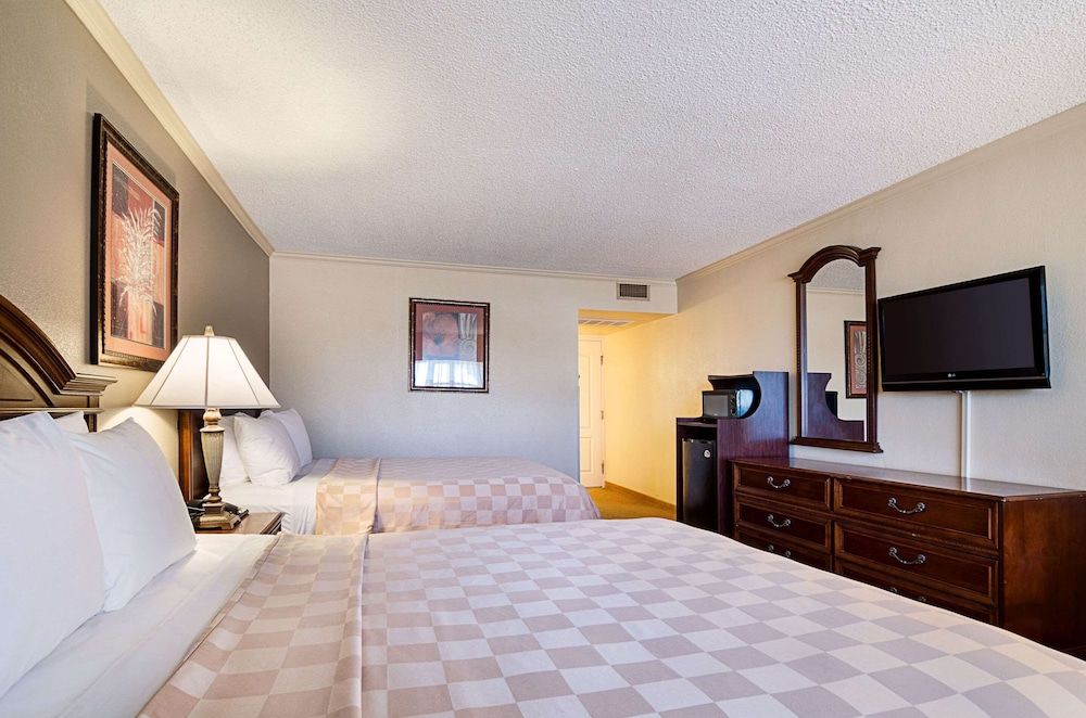 Room, 2 Queen Beds, Non Smoking, Poolside