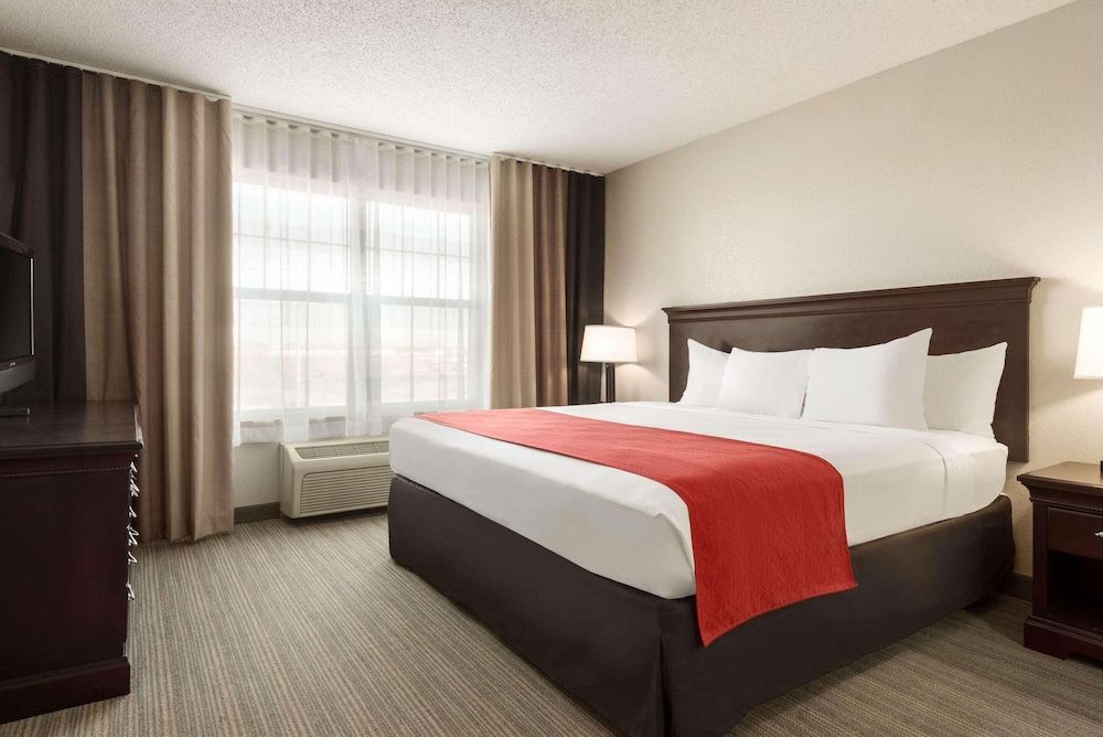 Suite, 1 King Bed, Accessible, Jetted Tub (Roll-in Shower)