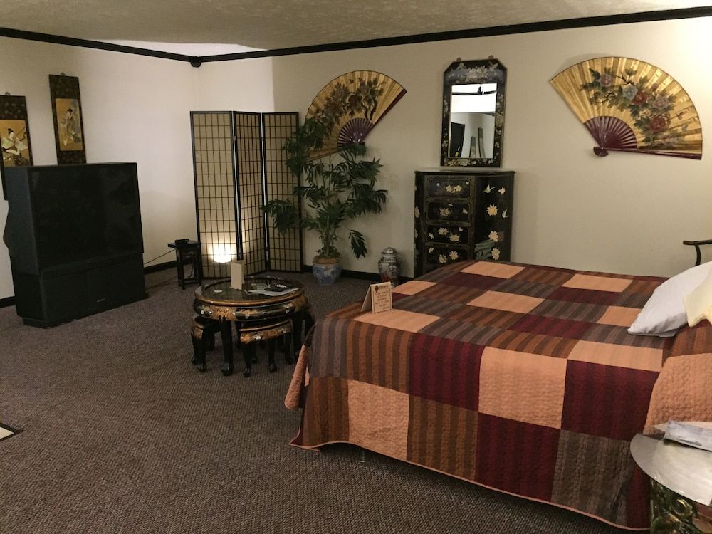 Oriental Themed Suite with One king size bed Room Jaccuzi, Smoking
