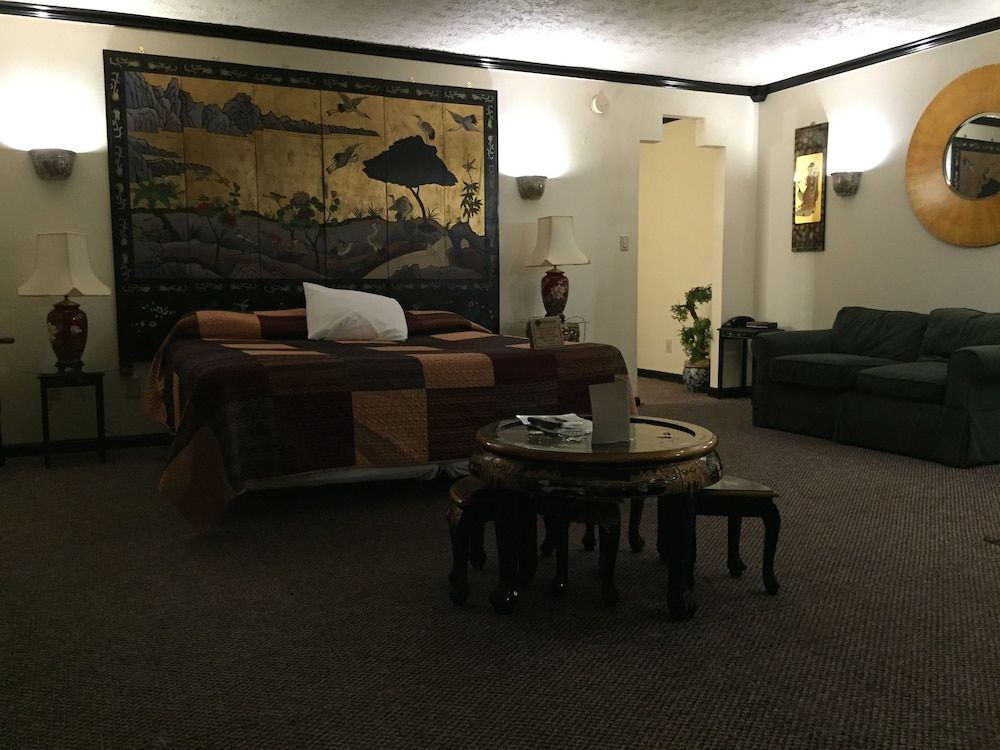 Oriental Themed Suite with One king size bed Room Jaccuzi, Smoking