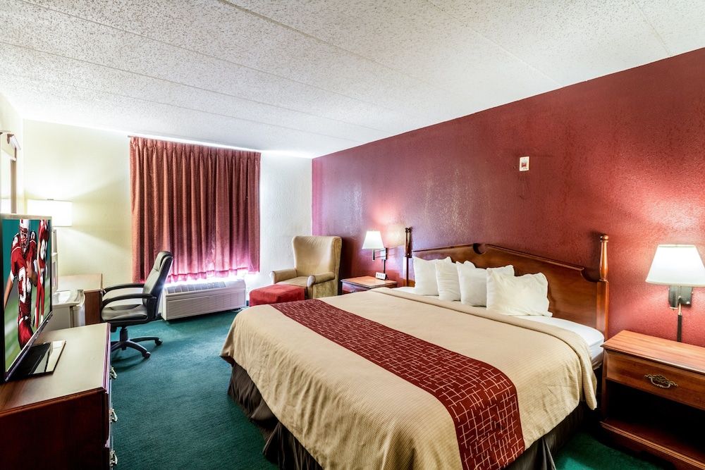 Red Roof Inn Morehead Deluxe Room, 1 King Bed, Accessible, Non Smoking 3