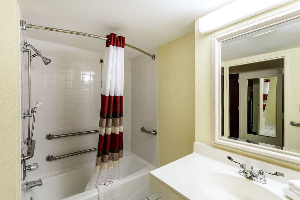 Red Roof Inn Morehead Deluxe Room, 1 King Bed, Accessible, Non Smoking 4