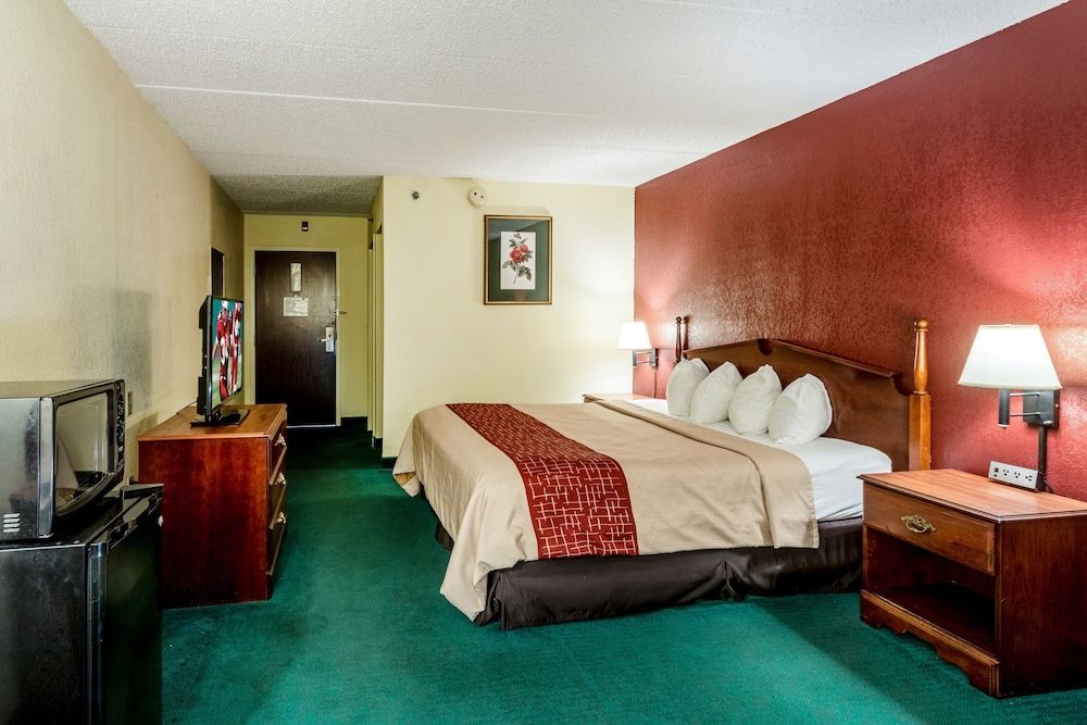 Red Roof Inn Morehead Superior Room, 1 King Bed, Non Smoking