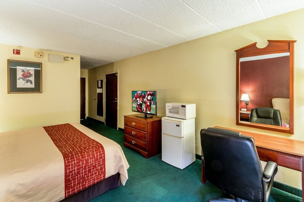 Red Roof Inn Morehead Deluxe Room, 1 King Bed, Accessible, Non Smoking 2