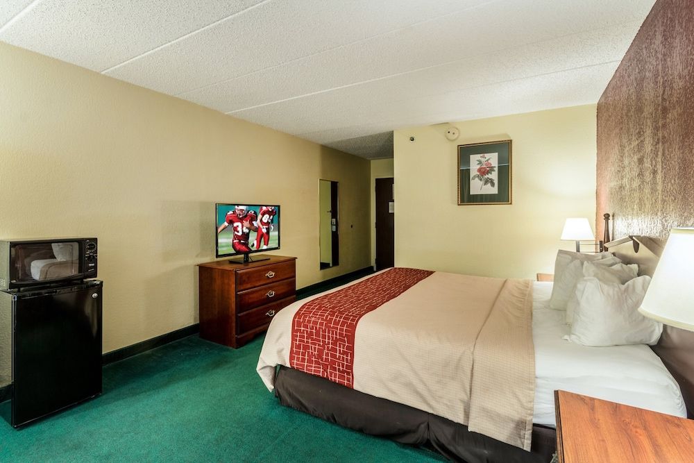 Red Roof Inn Morehead Superior Room, 1 King Bed, Non Smoking 2