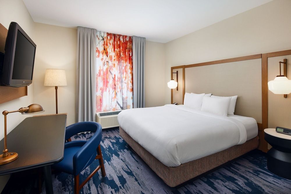 Room, 1 King Bed, Non Smoking (Mobility/Hearing Accessible, Tub)