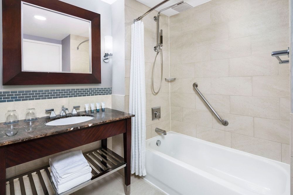 The Westin Washington National Harbor Traditional Room, 2 Double Beds, City View (Mobility Accessible, Tub) 3