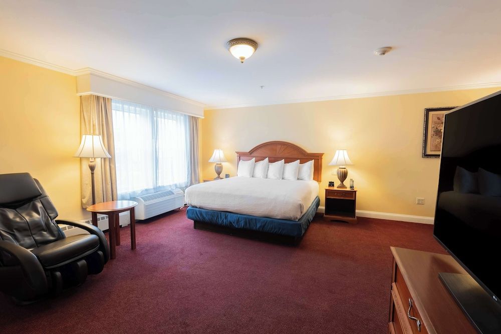 Suite, 1 King Bed, Accessible, Fireplace