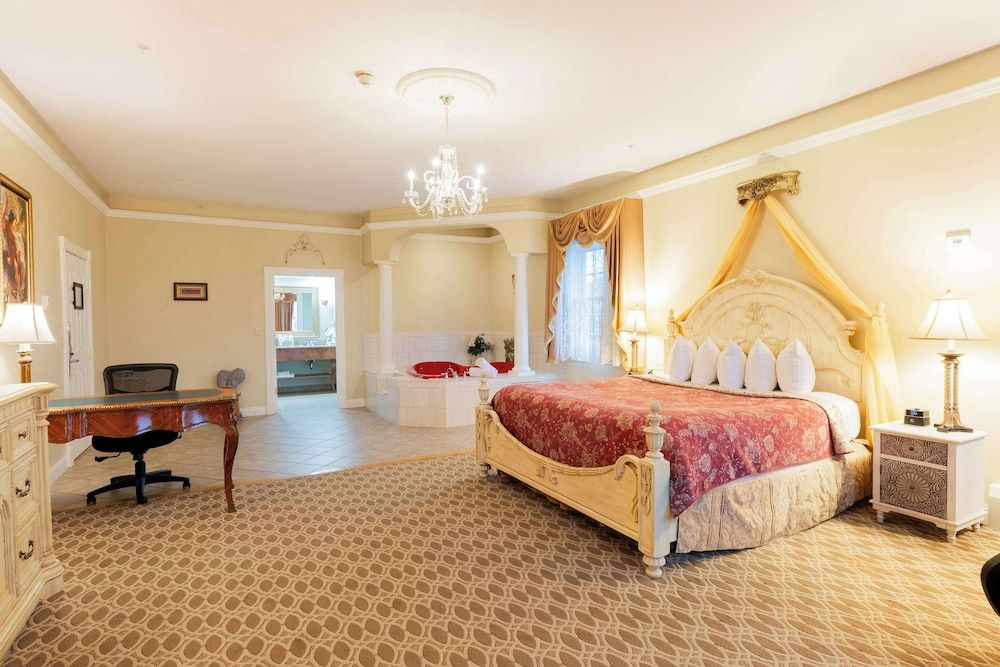 Best Western White House Inn Romantic Suite, 1 King Bed, Non Smoking, Jetted Tub 2