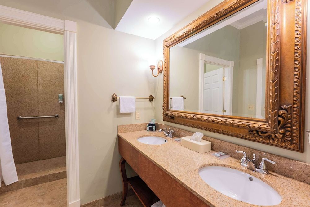 Best Western White House Inn Romantic Suite, 1 King Bed, Non Smoking, Jetted Tub 5
