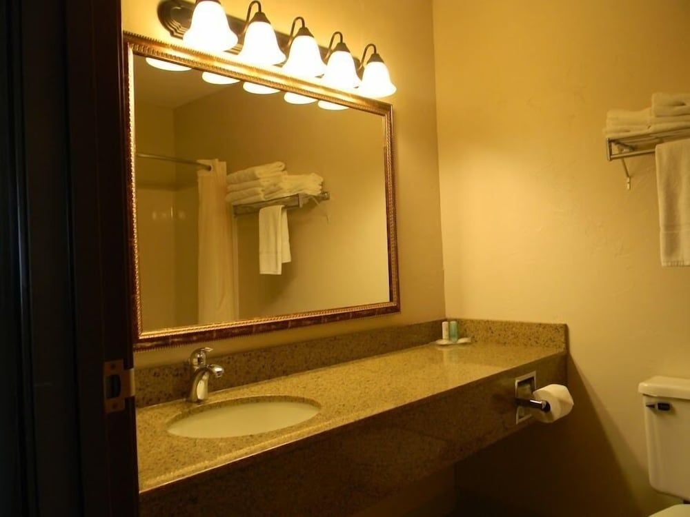 Boarders Inn & Suites by Cobblestone Hotels - Munising Room, 2 Double Beds, Non Smoking 3