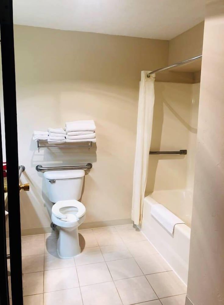 Boarders Inn & Suites by Cobblestone Hotels - Munising Room, 2 Double Beds, Accessible, Non Smoking 3