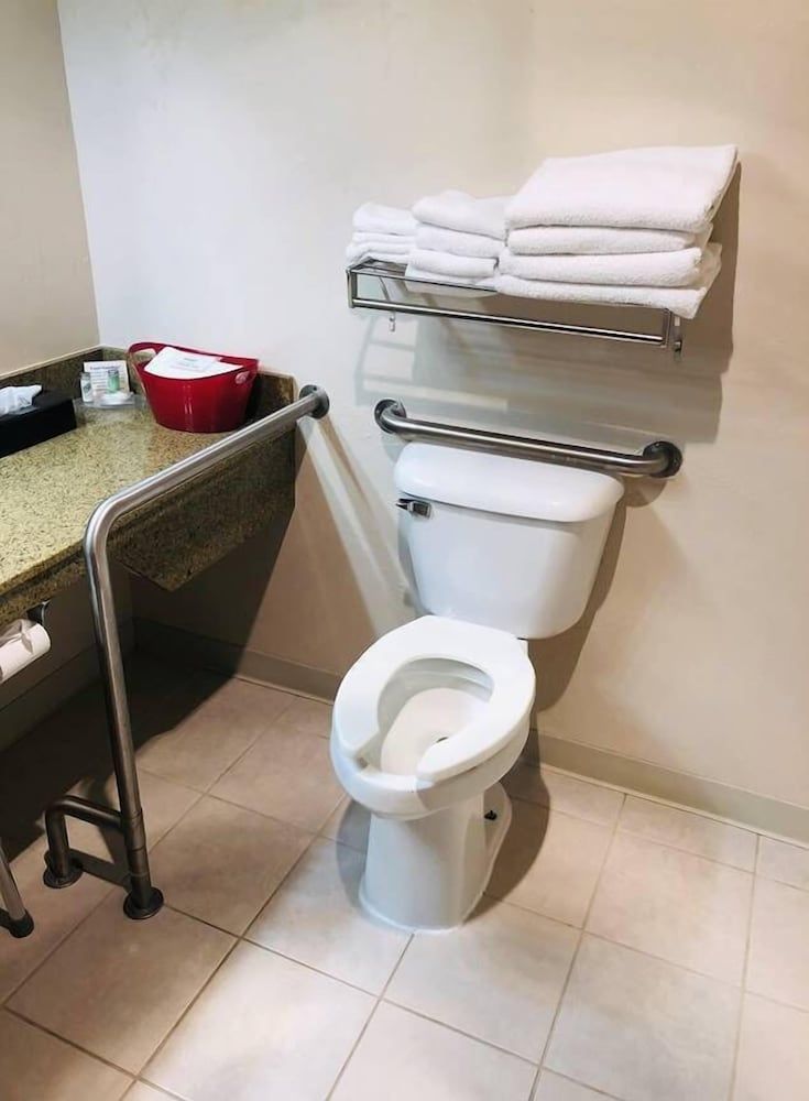 Boarders Inn & Suites by Cobblestone Hotels - Munising Room, 2 Double Beds, Accessible, Non Smoking 2