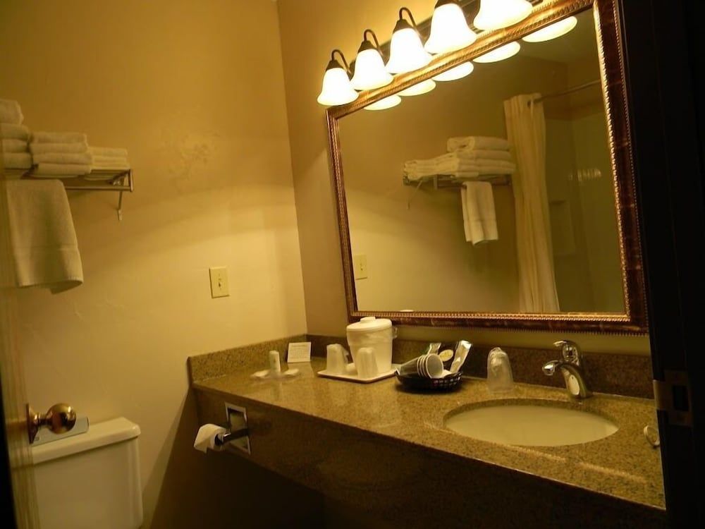 Boarders Inn & Suites by Cobblestone Hotels - Munising Room, 2 Double Beds, Non Smoking 4