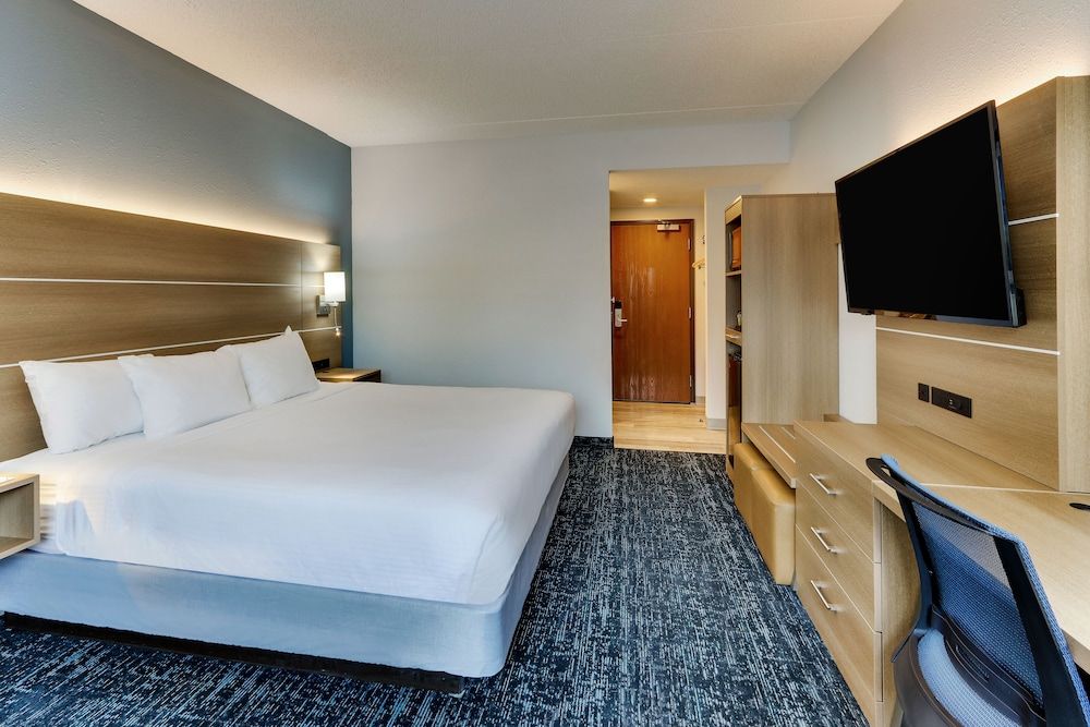 ParkShore Resort Superior Room, 1 King Bed, Balcony, Partial Lake View