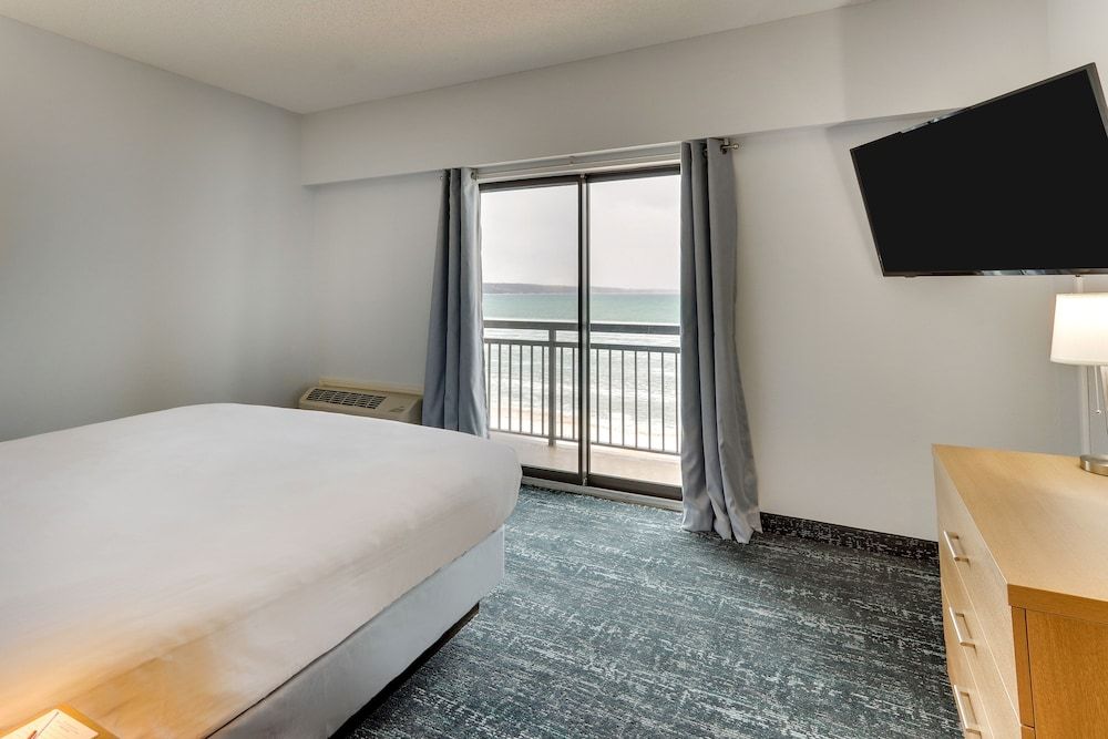 ParkShore Resort Family Suite, 1 Bedroom, Kitchenette, Balcony, Lake View