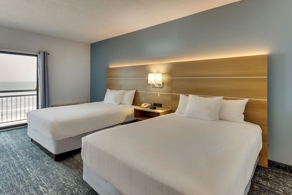 ParkShore Resort Deluxe Room, 2 Queen Beds, Patio, Beachside 2