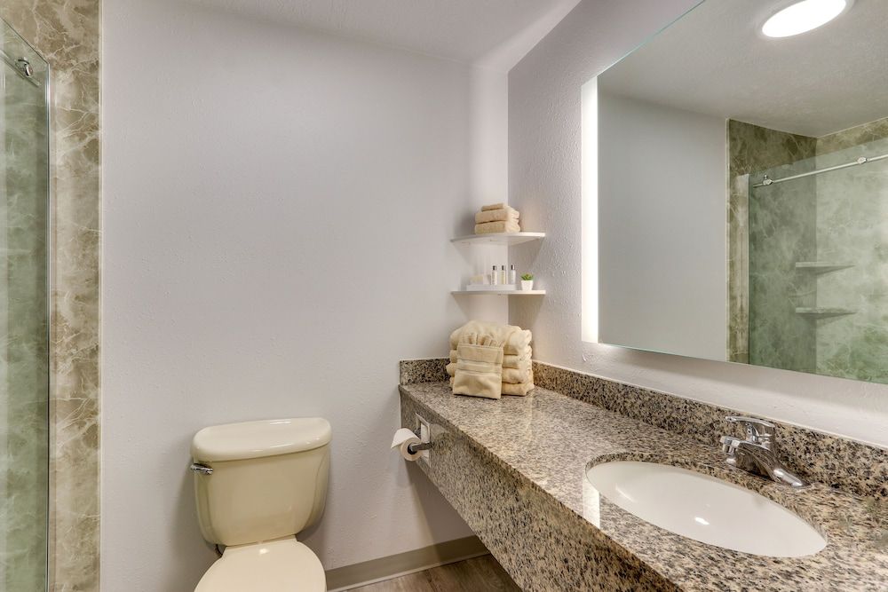 ParkShore Resort Deluxe Room, 2 Queen Beds, Patio, Beachside 4