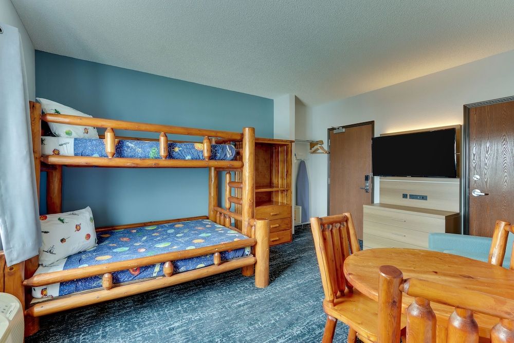 ParkShore Resort Family Suite, 1 Bedroom, Kitchenette, Balcony, Lake View 4