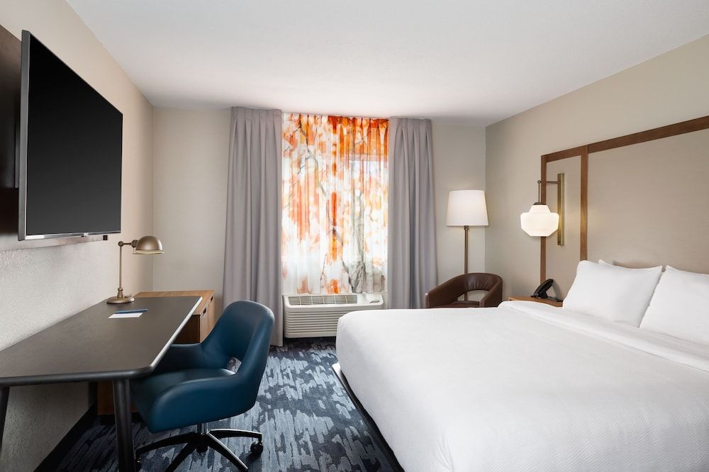 Room, 1 King Bed (Mobility/Hearing Accessible, Tub)