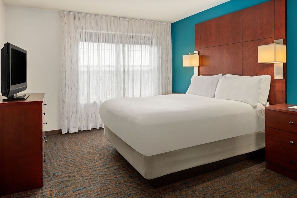 Suite, 2 Bedrooms (Mobility/Hearing Access, Roll-In Shwr)