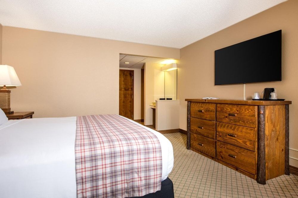 Lodge Of The Ozarks Classic Room, 1 King Bed, Jetted Tub 2