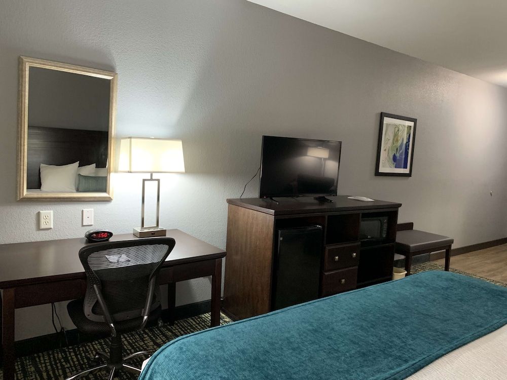 Best Western Plus Olive Branch Hotel & Suites Standard Room, 1 King Bed, Accessible, Bathtub 6