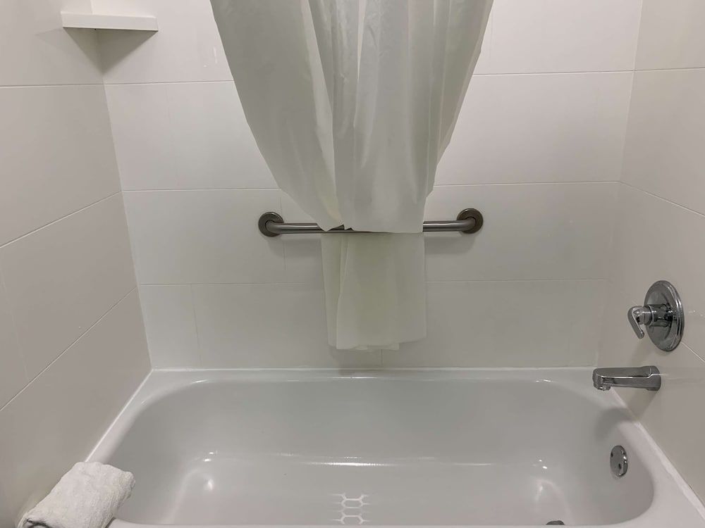 Best Western Plus Olive Branch Hotel & Suites Standard Room, 1 King Bed, Accessible, Bathtub 4