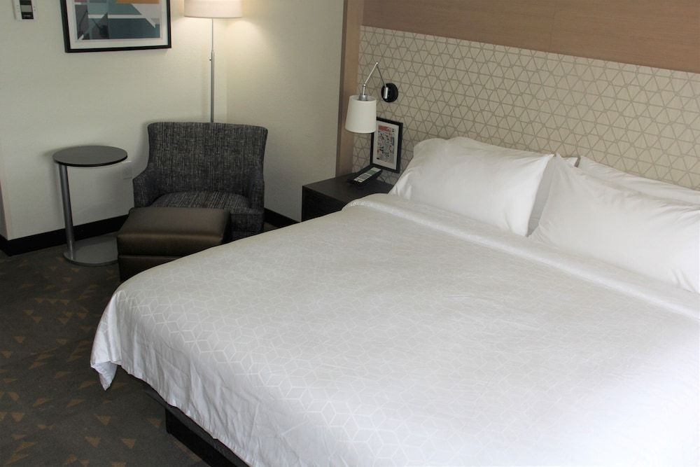 Standard Room, 1 King Bed (Walk-In Shower)