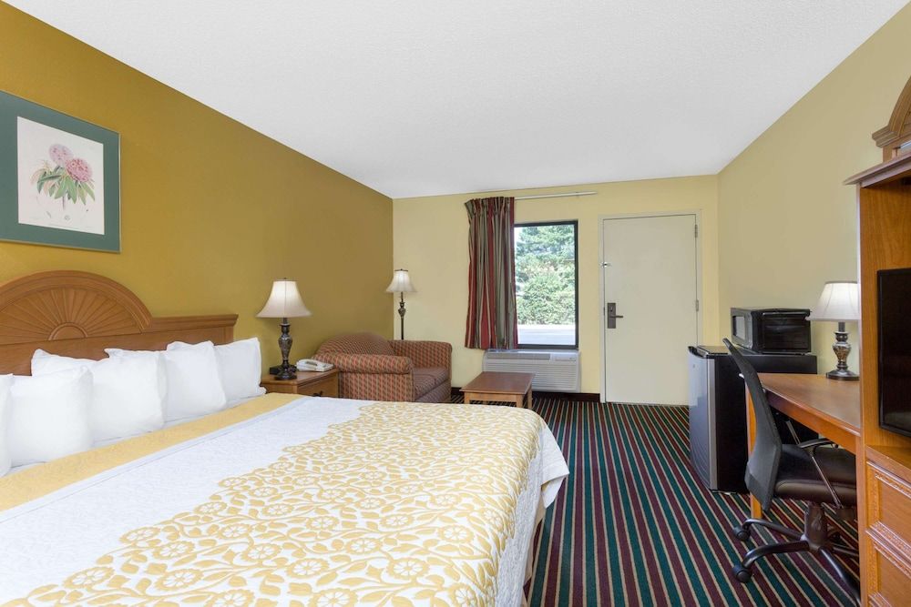 Deluxe Room, 1 King Bed, Smoking, Refrigerator
