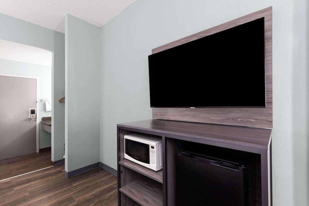 Baymont by Wyndham Creedmoor Room, 1 King Bed, Non Smoking 5