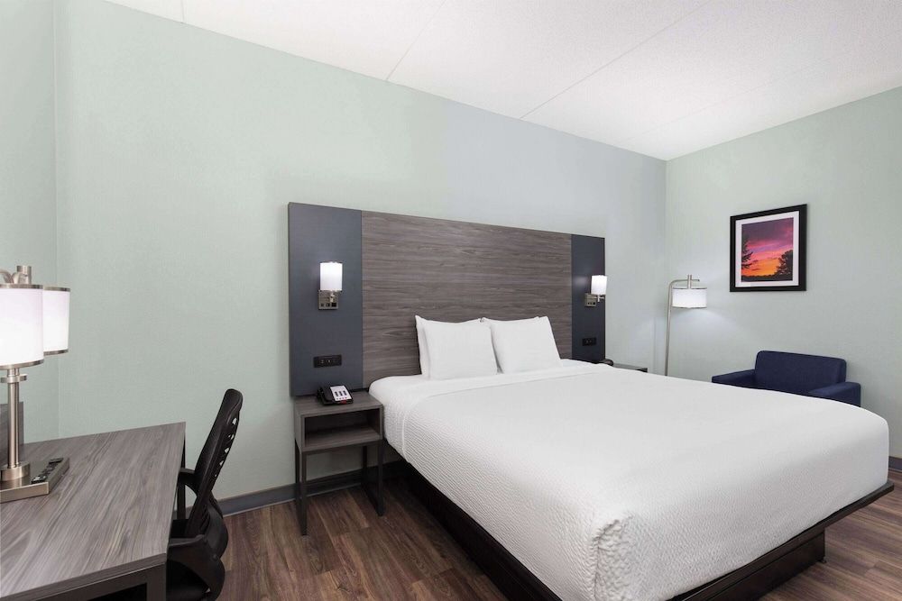 Baymont by Wyndham Creedmoor Room, 1 King Bed, Non Smoking 2