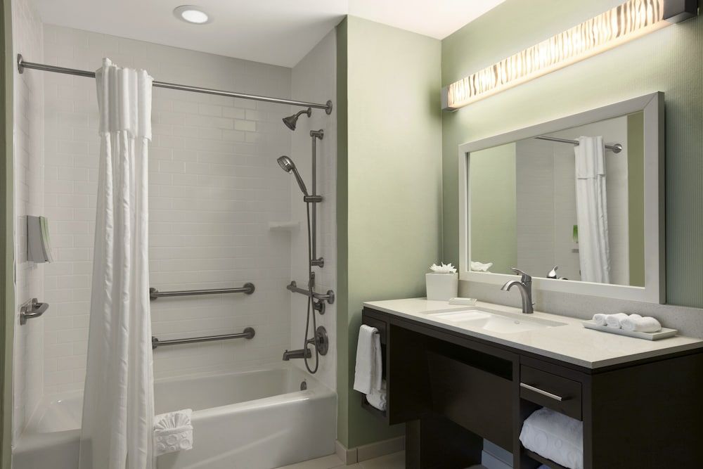 Studio, 1 King Bed, Accessible, Bathtub