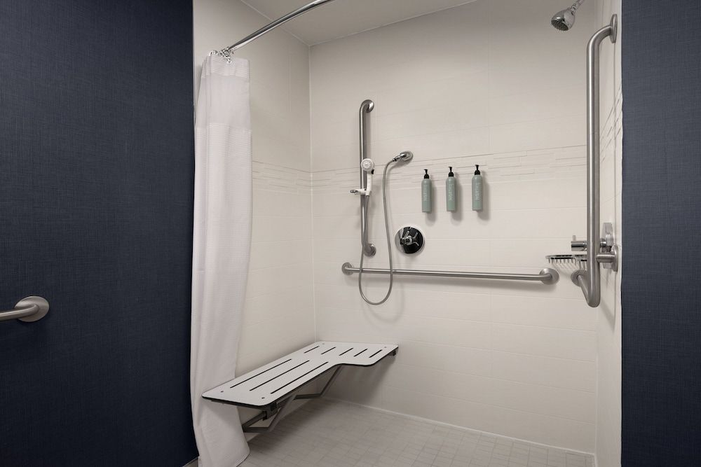 Suite, 2 Bedrooms, Non Smoking (Mobility Accessible, Roll-in Shower)