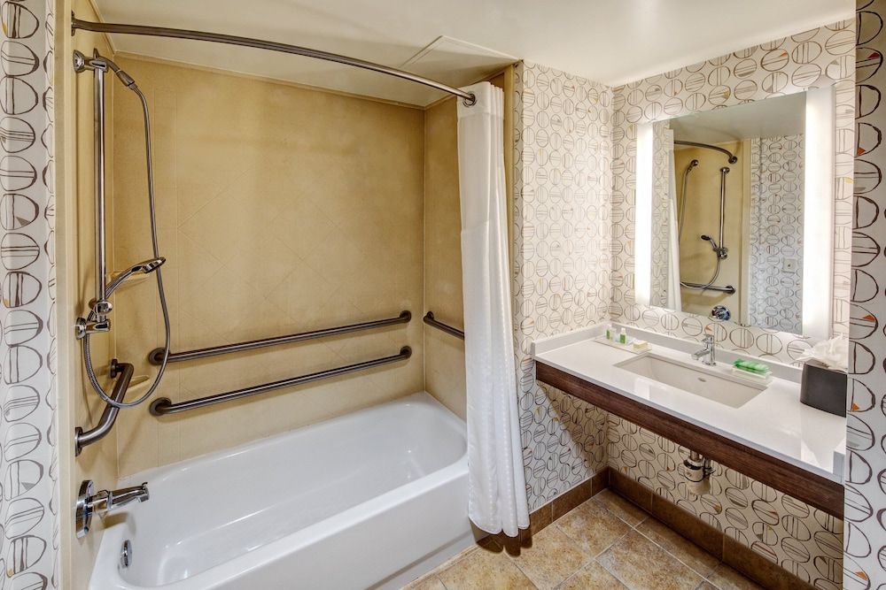Standard Room, 1 King Bed, Accessible (Mobility Access Tub)